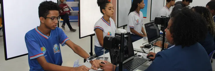 SAC Itinerante oferece serviços do TRE em escolas estaduais